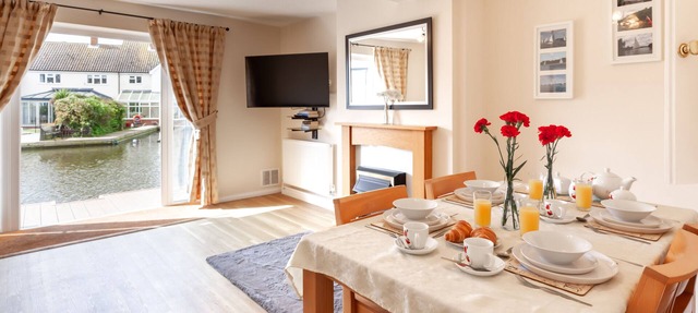 Self Catering 2 Bedroom Kingfisher Lure in Wroxham, Norfolk, Norfolk Broads, Eng in Wroxham