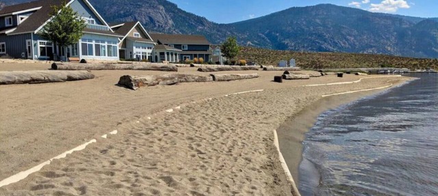 Sept Long Weekend | Sleeps 8 | Close to Pool | Private Beach in Osoyoos