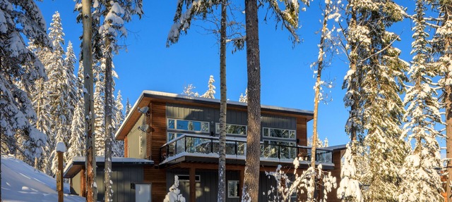 SKI-IN/SKI-OUT. Just built, 4 bedroom, 3.5 bathroom modern Town home, sleeps 12 in Golden