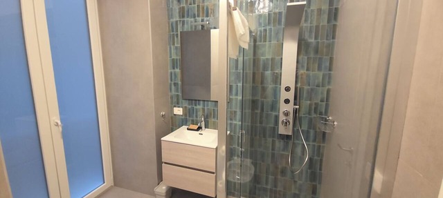 Spacious 4-bedroom apartment in gorgeous Napoli with AC, near the beach and sea. in Napoli