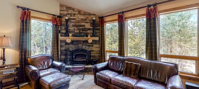 Spacious 4-bedroom Home in Fairplay on wooded lot with mountain views in Fairplay