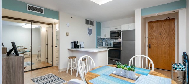 Spacious Downtown Executive Retreat | Free Parking in Honolulu