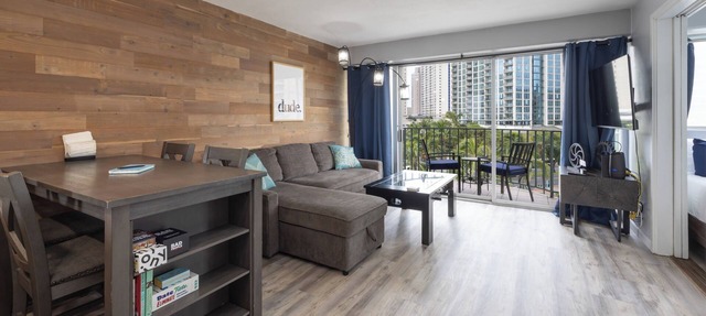 Spacious Modern 2Bdrm Condo, Free Parking in Bldg., Full Kitchen, Sleeps 6. in Honolulu