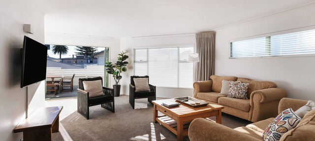 Spacious Retreat Steps to Beach, Shops & Hot Pools in Mount Maunganui