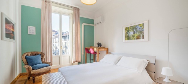 Spacious room in elegant period building with private bathroom close to the center in Milano