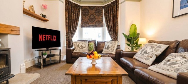 Spacious Sheffield group home with fireplace, piano and garden in Nether Edge