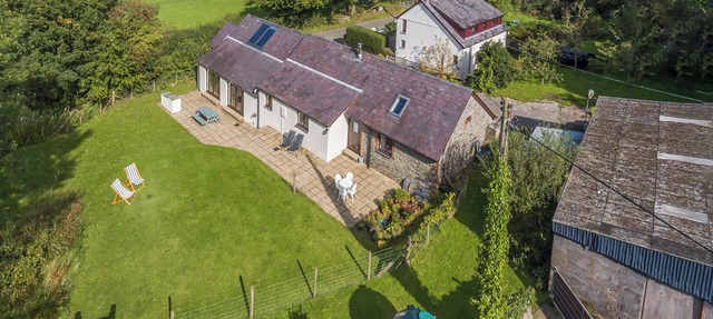 Spacious Teifi Valley barn for holidays near the Cardigan coast. in Cenarth