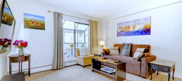Spacious Top Floor at Stampede w/Free Parking, AC in Calgary