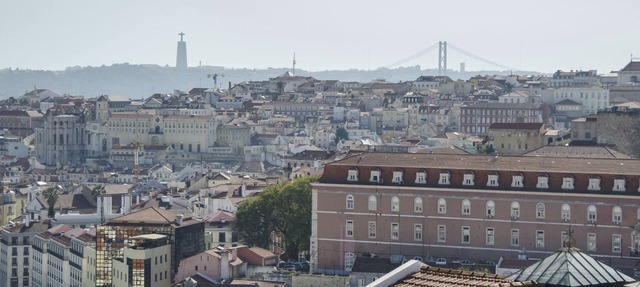 Spectacular View and Lower Rio 2BD APT * CENTRAL * in Lisboa