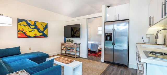 Studio - Office away from home. Near Shem Creek - Close to Beaches and Downtown in Mount Pleasant