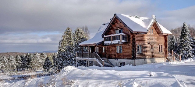 Stunning Log Chalet - Private Hot Tub, Pool Table, Fireplace in Labelle
