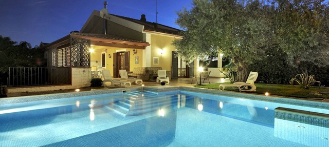 Stunning private villa for 8 people with private pool, A/C, WIFI and TV in Marina Di Ragusa