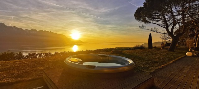 Sunset House with gorgeous view of the lake in Chernex