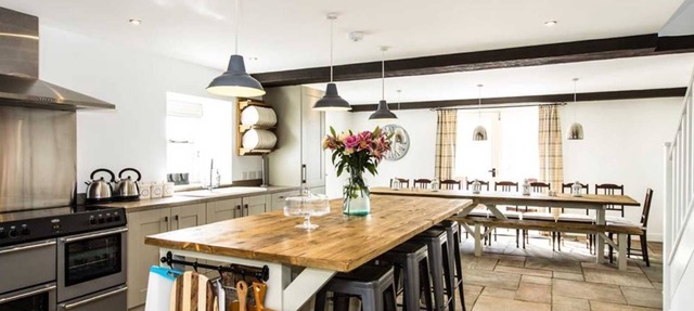 Superb barn conversion with games room, near Monyash, sleeps up to 20 in 7 bedrooms. in Monyash