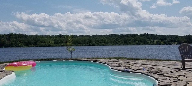 Superb waterfront cottage minutes from the city! in Gatineau