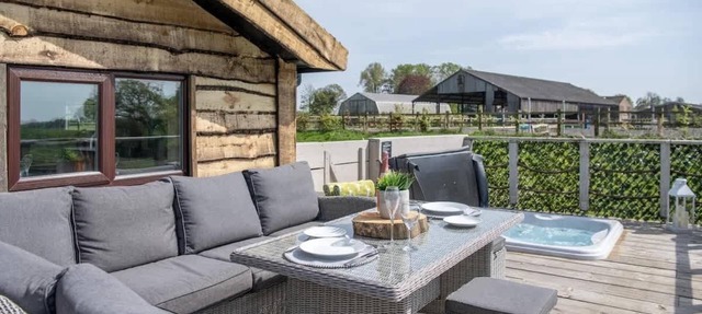 Tesseyman Lodge- Charming North Yorkshire Cabin w/Hot Tub & Views in Bubwith