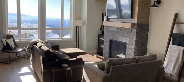 The Bear House - Ski In/Out with Hot Tub + Private Garage! in Beaverdell