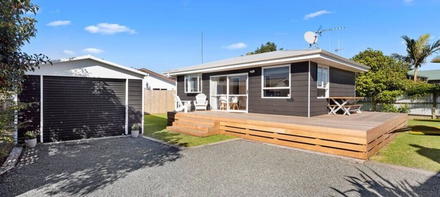 The Black Bach - Mt Maunganui Holiday Home in Mt Maunganui