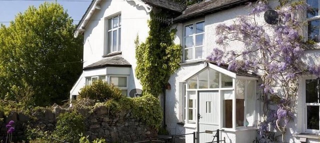 THE BLITHE HARE, pet friendly, with open fire in Troutbeck Bridge in Windermere