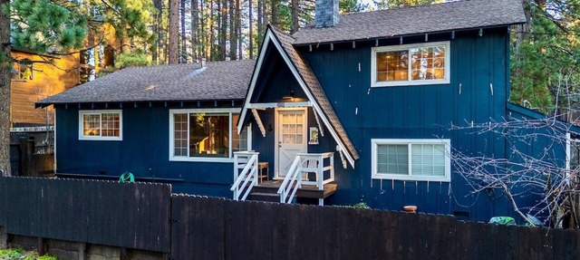 The Blue Bear Cabin 3 Bedrooms, Hot Tub, in South Lake Tahoe