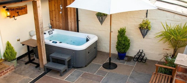 The Nest Close to York with Hot Tub in Barmby on the Marsh