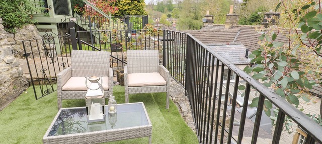 THE NESTLING - 5 VICTORIA COTTAGES, with a garden in Bakewell in Bakewell