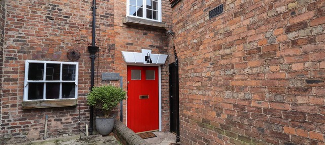 THE OLD SORTING OFFICE, pet friendly, with hot tub in Hawarden in Deeside