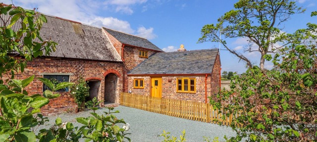 THE TRACTOR SHED, pet friendly, character holiday cottage in Oswestry in Oswestry
