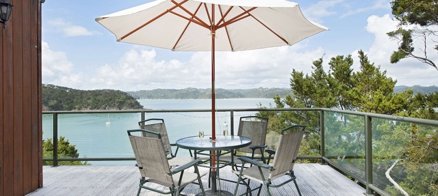 Tranquil waterfront escape with gorgeous views & a touch of history in Russell