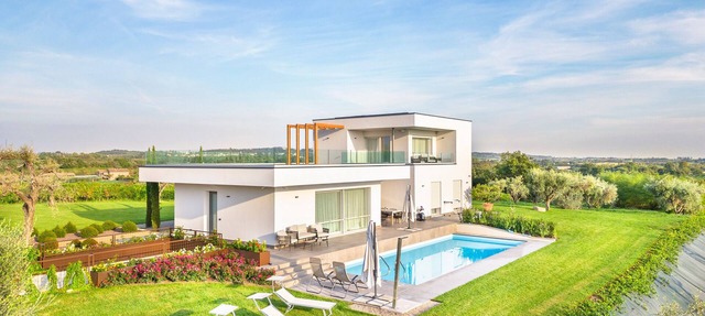 Villa 'Angelina' with Private Pool, Wi-Fi and Air Conditioning in Lazise