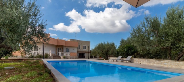 Villa Bartolomeo with Pool, Garden and Wi-Fi in Modica