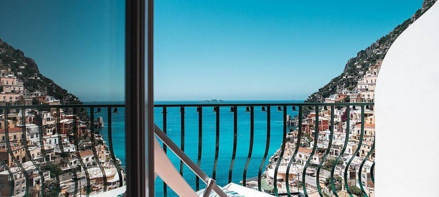 Villa Faustina D: A splendid and luminous apartment overlooking the sea and the main beach of Positano. in Positano