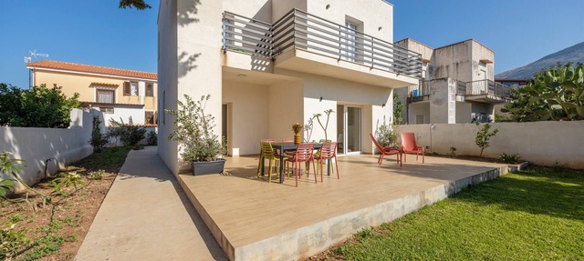 Villa 'Francesca - Beach and Airport' with Private Terrace, Wi-Fi and Air Conditioning in Carini