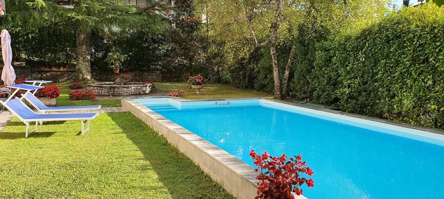 Villa & private pool in village, restaurants, pizza oven, free organic produce in Castiglione di Garfagnana