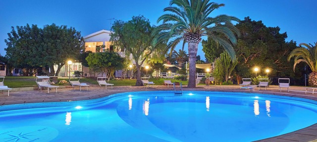 Villa Maganuco Park - Pool, Sea and Garden 300 meters from the beach in Maganuco