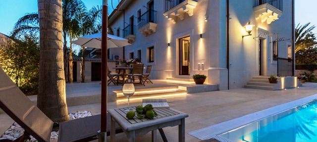 Villa Raphael, luxury property with swimming pool and sea view in Avola