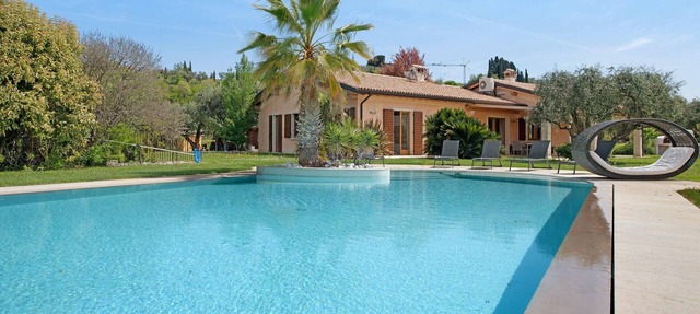 'Villa Sellemond' with Lake View, Pool, Garden & Wi-Fi in Lazise