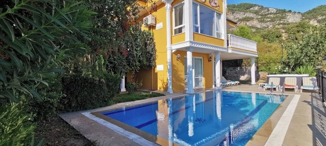 Villa with a Pool and Jacuzzi in Alanya