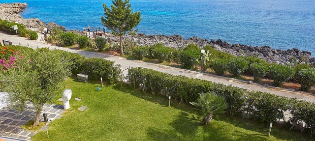 Villa with direct sea access near Palermo in Carini