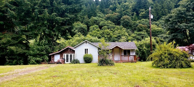 Vintage River Cabin on the Siuslaw River in Mapleton