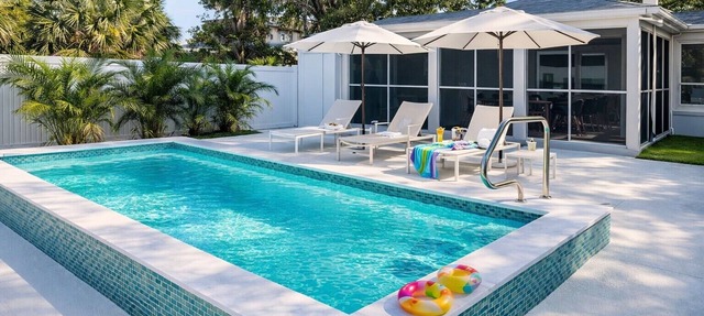 Walkable Arlington Park Retreat + Pool + Sleeps 6 in Sarasota