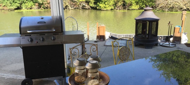 Water Front, Cedar Island Marina, Beach, Wineries, New HVAC, Newly Renovated in Kingsville