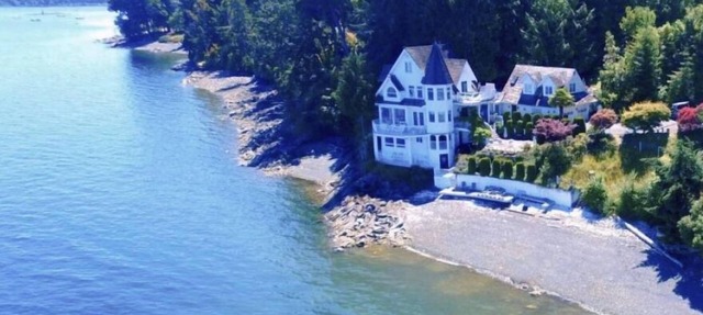 Waterfront Castle on the beach with hot tub on 1.58 Acres at downtown Chemainus in Chemainus