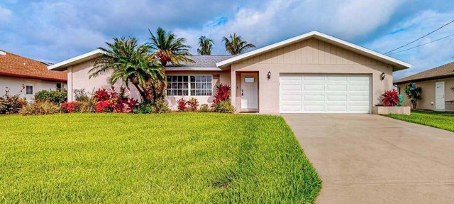 Waterfront home with an enclosed pool, outdoor kitchen, and grill - dog-friendly in Port Charlotte