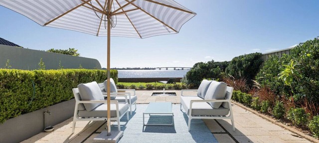 Waterfront King Bed Courtyard Apartment in Sylvania