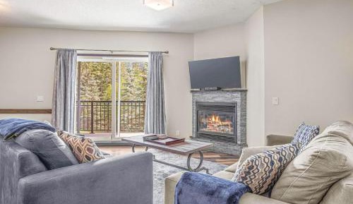Two-Bedroom Apartment with Mountain View