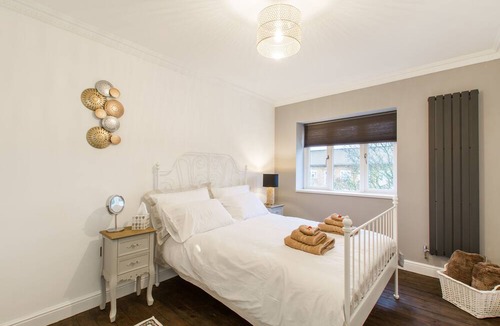 Wood Green Apartment | Beautiful Luxury London Flat - 3 minutes from Piccadilly line - sleeps 12