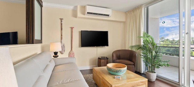 Central Waikiki! Large lanai, close 2 beach! Fireworks! WASHLET! Sleeps 6! in Honolulu