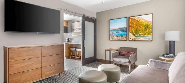 Scenic Lakeview Retreat: Heated Pool, Rooftop Tennis, Free Parking in South Lake Tahoe