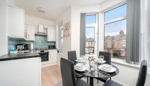 Luxury 2Bed Apartment with Modern Furnishings, Wi-Fi, Smart TV, and Convenient Access to Piccadilly Line & Central London in London